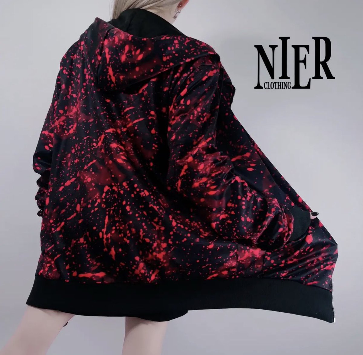 NieR_tokyo's tweet photo. 🎁本日〆切プレゼント企画🎁

【BLOOD SPLATTER ZIP OUTER】

4名様にプレゼント🎁

ユニセックスアイテムです🐰

◼応募方法
フォロー(@NieR_tokyo) &amp; RT
◼締切〆  本日24時

※鍵垢の方も対象内です。

是非ご参加ください🙇‍♂️🙇‍♀️ https://t.co/yY0Yh4KxxL
