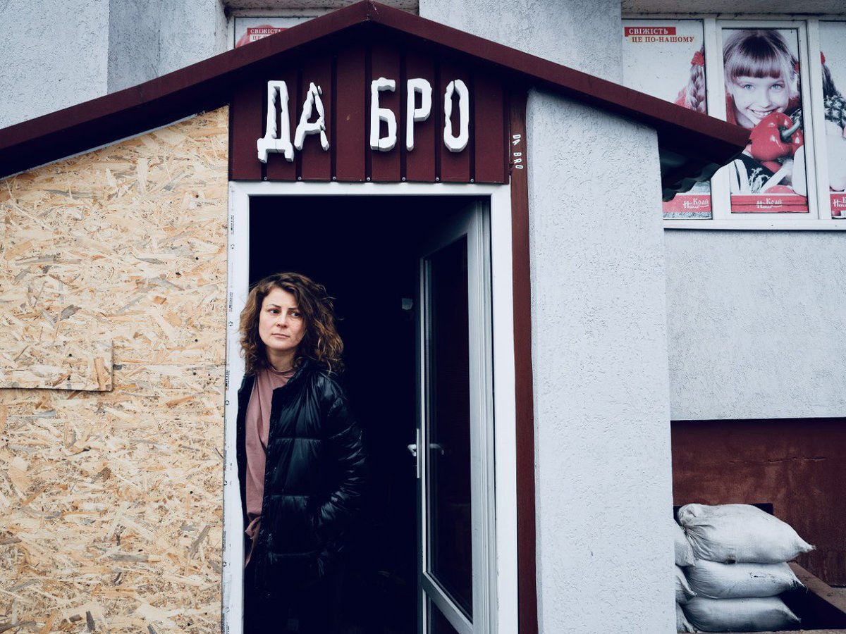jonasbreng's tweet photo. Meet Anastasia, 32. Die alleinerziehende Mutter lebt mit ihren zwei Töchtern im Norden der Ukraine. Wenn nachts der Alarm geht und ihre Kinder zittern und weinen, albert sie für sie herum und erzählt ihnen Geschichten wie in ihrem Lieblingsfilm: „Das Leben ist schön“ @sternde https://t.co/4k5Z32ECrY