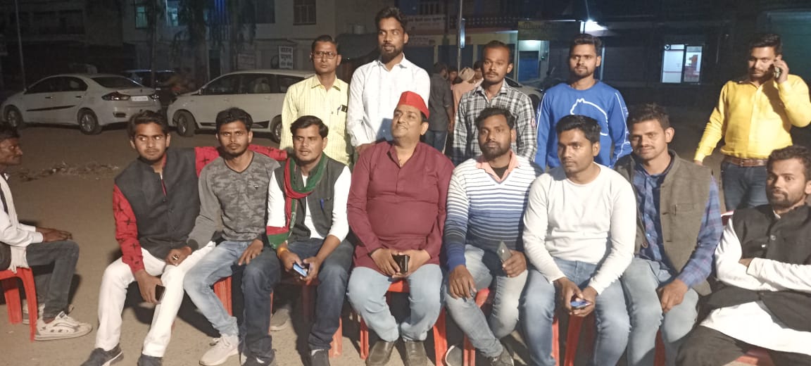 <a href="/yadavakhilesh/">Akhilesh Yadav</a> पहले लड़े थे गोरों से
आज लड़ेंगे चोरों से
जय समाजवाद