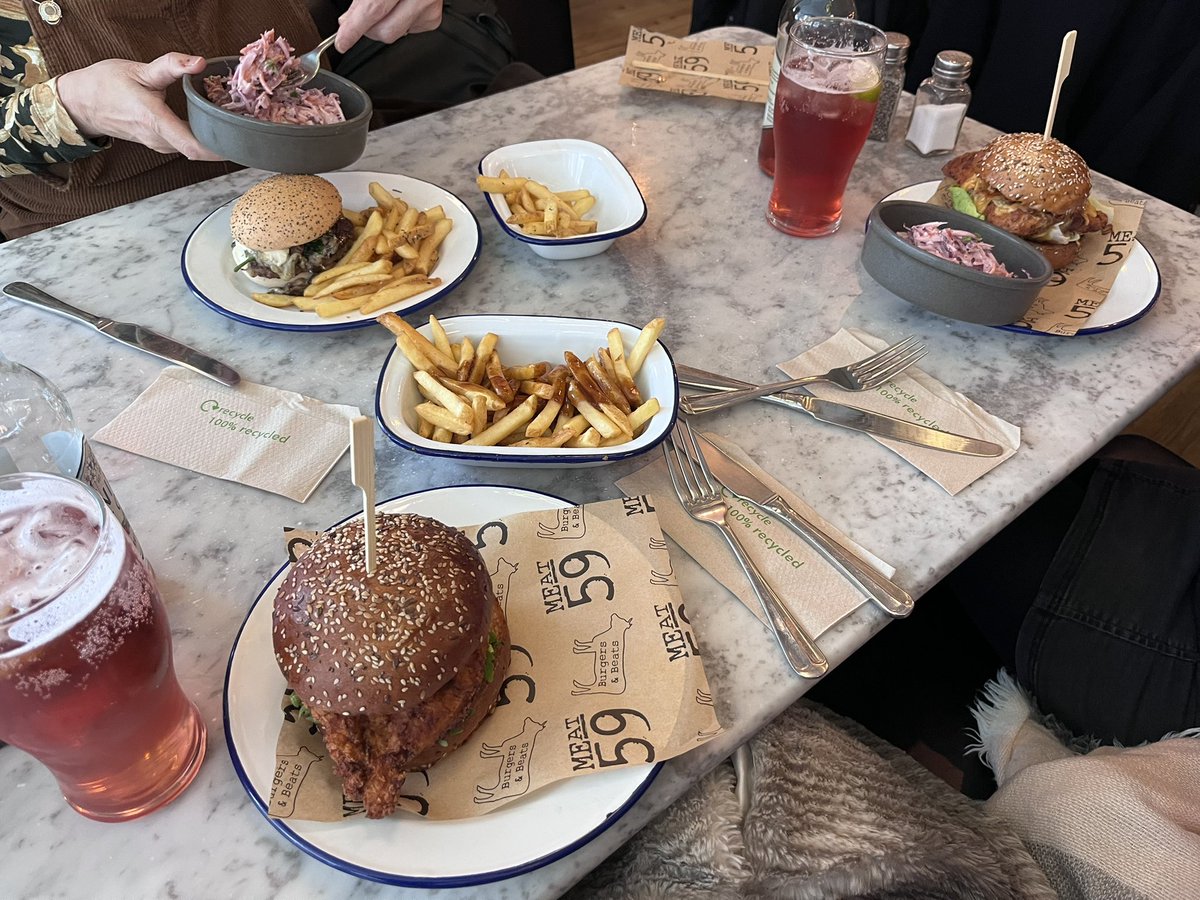 SharnaLC_'s tweet photo. Ladies day 🍔💛 https://t.co/9slx2cJ7pM