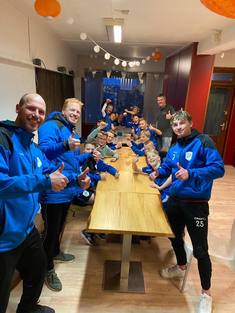 Vanavond hebben we met JO13-2 van <a href="/SVURK/">Sportvereniging Urk</a> de prijs van de hooghoudchallenge verzilverd. We zijn met zijn allen gaan eten bij @bigbolder. Bedankt voor de goede zorgen en het lekkere eten!