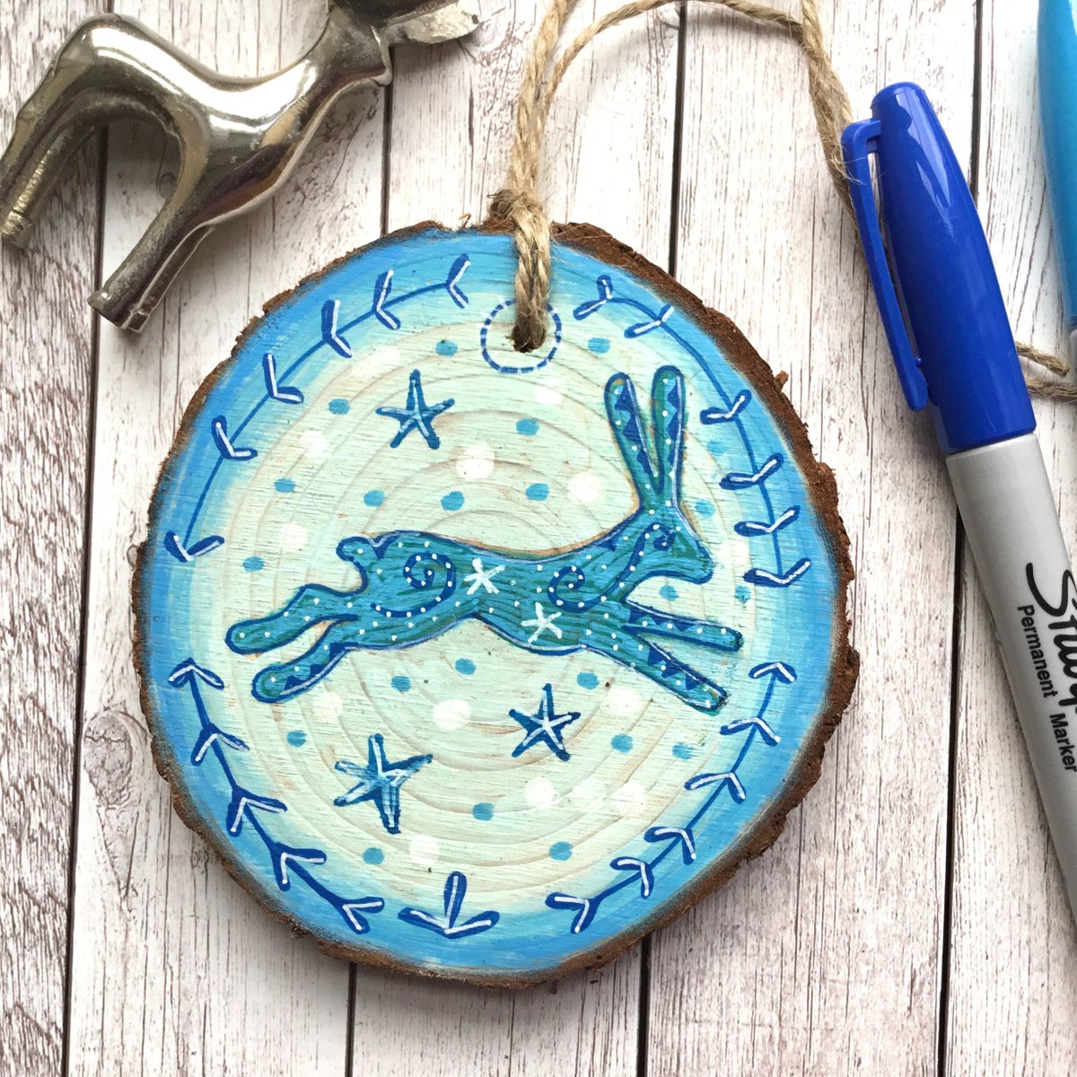 buck_lj's tweet photo. Leaping Hare Ornament, Easter Wood Slice, Hare Decorations, Wood Wall Art, Home Decor, Woodland Hare, Gift For Hare Lover, New Home Gift. https://t.co/wqLhKefTtv #Slumbermonkey #Etsy #GiftForBestFriend https://t.co/fwI0qghzP9