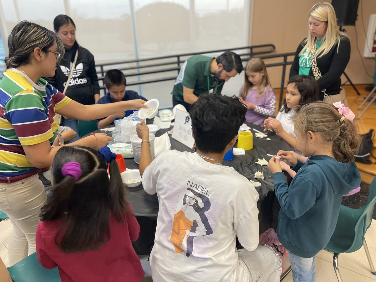 WaxDualLanguage's tweet photo. ¡Qué diversión! 🖼 Art Night was success!!

Loved seeing our DL families learning and creating! https://t.co/WlV8uUlWKu