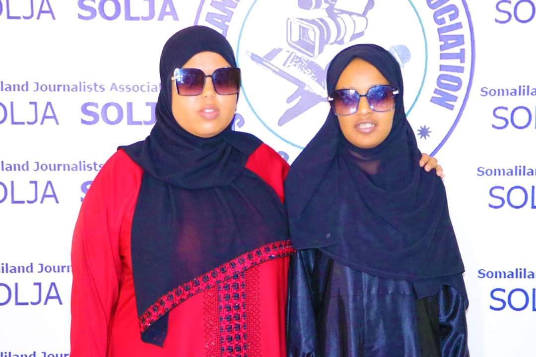 Sakariahmed's tweet photo. #Hamda and #Adna are two broadcast journalists. They have both disabilities but they learned to keep positive attitude about their disabilities. Hamda works for #SaabTV as a program producer and Adna works for @Radio_Hargeisa as a presenter. https://t.co/dyiYER0Snp