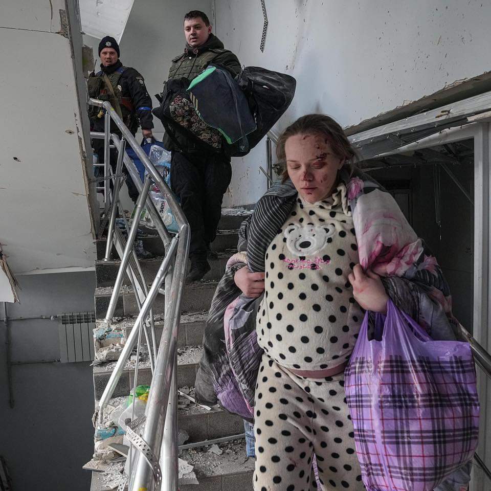 SilvioAltamura's tweet photo. Intanto a Mariupol, #Putin fa bombardare un Ospedale pediatrico.
Vorrei ancora capire cosa ci trovano di giusto nell'orrore della guerra.

#Ucraina #nowar https://t.co/I9C1whpcd5