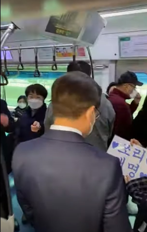 국민 수준 알만하네요. 집값 지키려고 대통령 뽑는 이기적인 이들아. 국민 수준에 과분한 대통령 이재명이다. 부동산 투자한다고 본인이 기득권이라도 된줄 아오? 개표를 보며 국민들의 욕망과 이기심의 극을 봤네요.