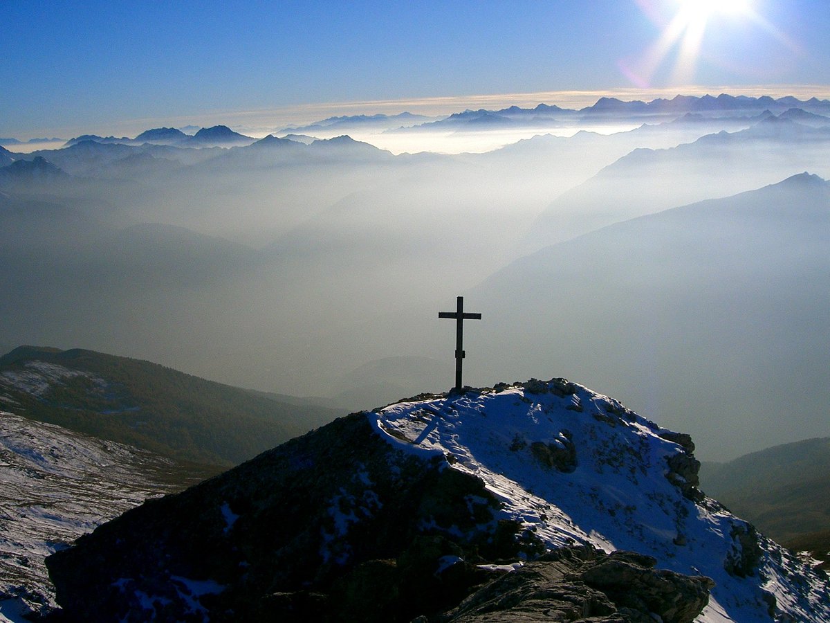 на горе стояла церковь