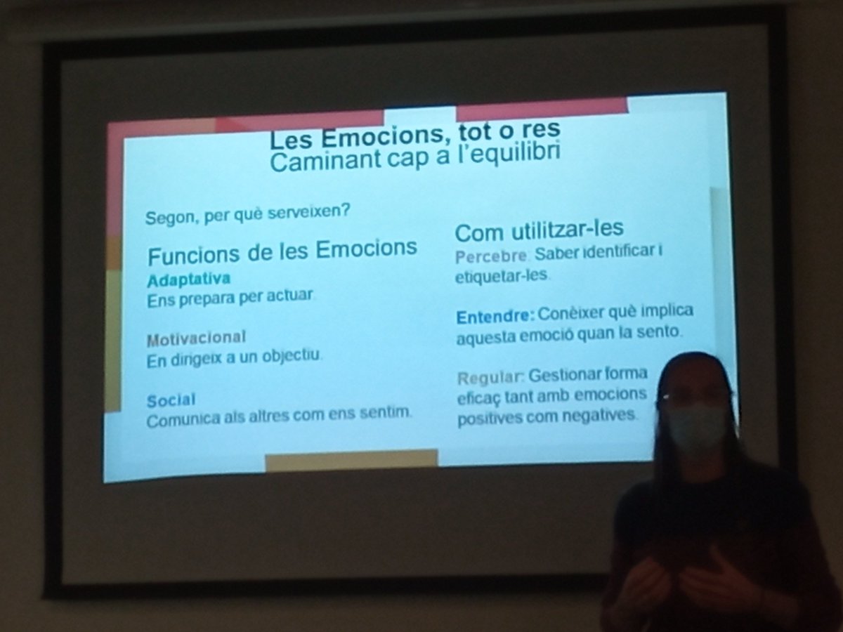 xarxavalors_sc's tweet photo. Asssistim al taller organitzat pel #ProjecteFils a càrrec del projecte #Emocionat on es presenten estratègies de comunicació efectiva amb els i les joves. Guadim de la presentació i prenem nota d'alguns trucs per abordar converses complicades ✍️👌🧐 https://t.co/6XtyJ0bns5