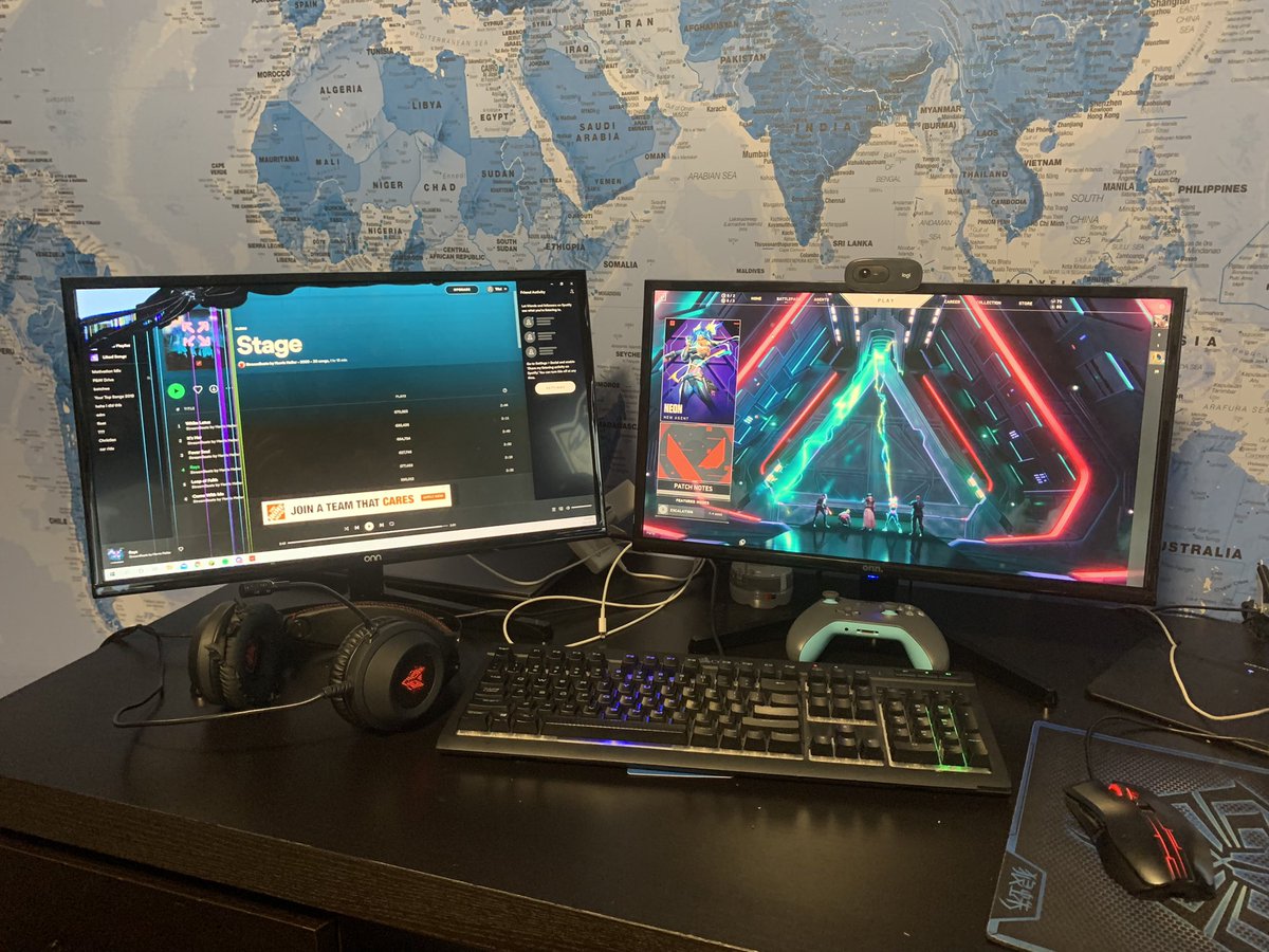 HTiiel's tweet photo. The left screen isn’t totally useless… just a bit… unique… https://t.co/FeyqOrov9n