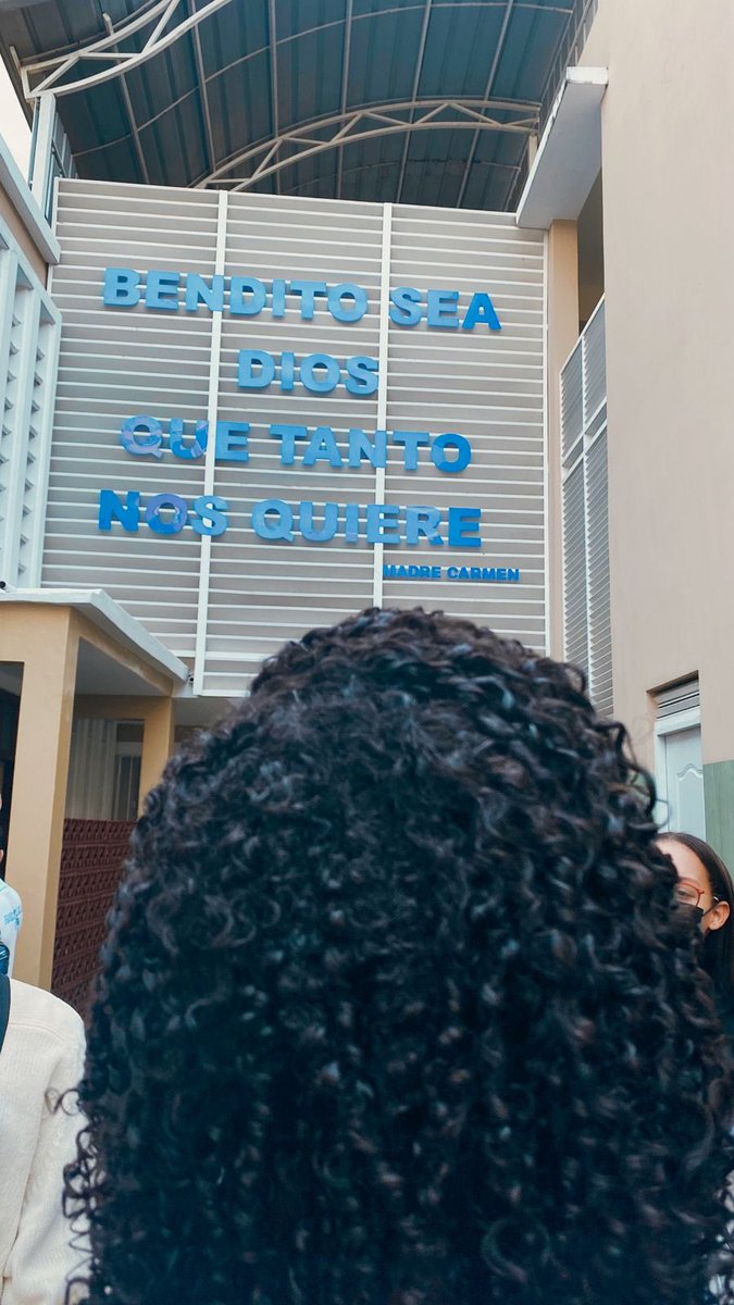 nibelsyy's tweet photo. Este es el pelo de mi amiga Nicole, estamos en nuestro último año en un Colegio Franciscano de La Vega. En la mañana de hoy recibió la frase de “te verías mejor con el pelo lacio como las demás” por parte de la directora. https://t.co/Up01c9cXht