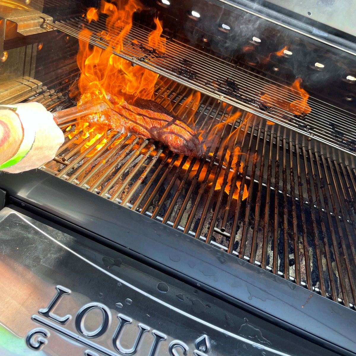 LouisianaGrills's tweet photo. Check out this seared Tri Tip by @DrBBQ done on the Louisiana Grills Founders Legacy 1200 at the @AceHardware tradeshow Vegas! 🔥
.
.
#LouisianaGrills #LG #WoodPelletGrill #PelletGrilling #DrBBQ #BBQ #BBQTime #PitMaster https://t.co/D8elSGDAqF