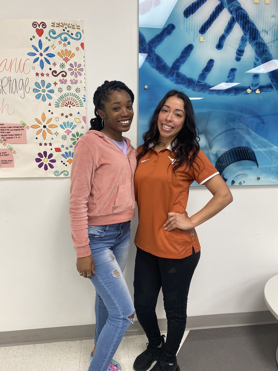 Nicholgo01's tweet image. My heart ♥️ was full today! Two of our #Classof2019 alumnae had lunch &amp;amp; spoke with some of our seniors. @YWCPAHISD They are definitely moving #ToandThrough college. Look out world 🌎 for @mmicahjai  and Tink. I love 💕 you ladies. Keep being extraordinary ✨@SFASU @TexasSouthern