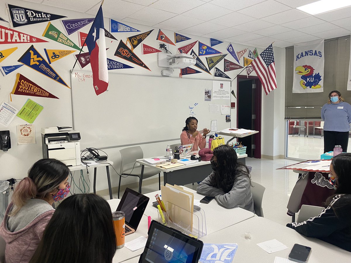 Nicholgo01's tweet image. My heart ♥️ was full today! Two of our #Classof2019 alumnae had lunch &amp;amp; spoke with some of our seniors. @YWCPAHISD They are definitely moving #ToandThrough college. Look out world 🌎 for @mmicahjai  and Tink. I love 💕 you ladies. Keep being extraordinary ✨@SFASU @TexasSouthern