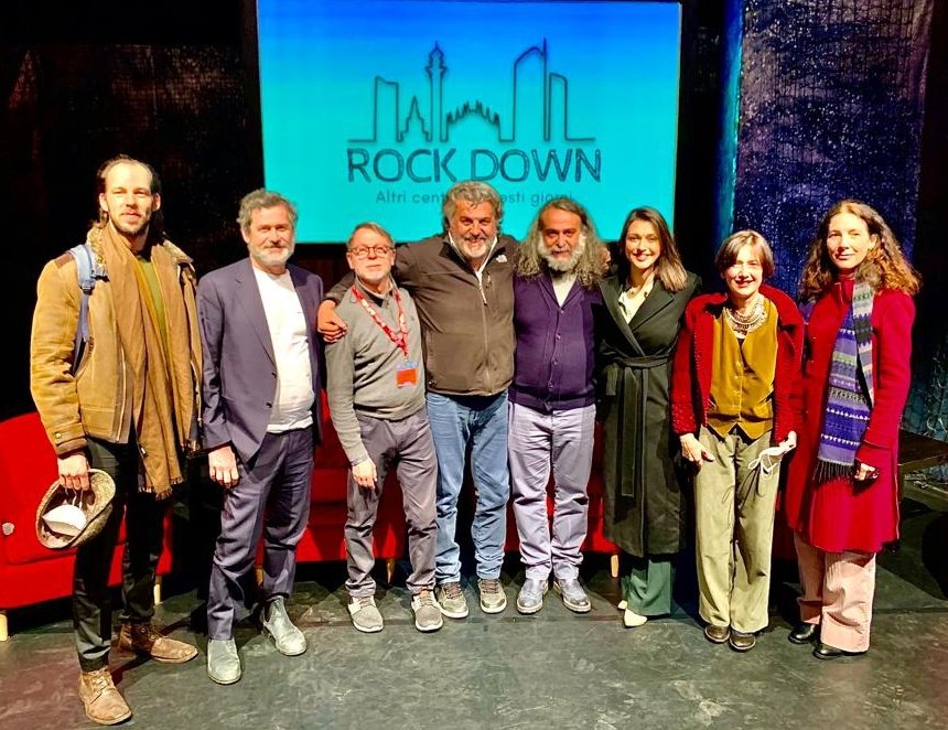WeAreSlowMusic's tweet photo. A fine presentazione, foto di Guido Harari per "Rock Down-Altri cento di questi giorni" (da sx, Marco Bonadei,Paolo Marasca,Stefano Bonagura e Claudio Trotta (Slow Music),Michele Monina (l'autore),Simona Molinari,Giorgina Cantalini e Serena Passamonti. https://t.co/t25YssTor3