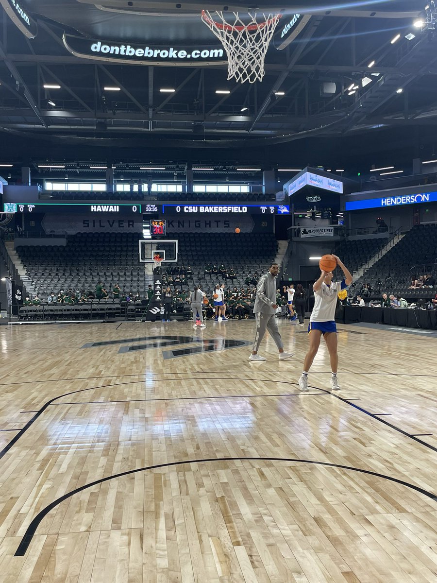 csub_rc's tweet photo. Round ✌🏼 coming up shortly at 12 Noon at the Dollar Loan Center. ‘Runners take on #1 seed Hawaii. Let’s go @CSUB_WBB ! 💙💛 #BigWest #RisingRunners https://t.co/0FhsE0WUay