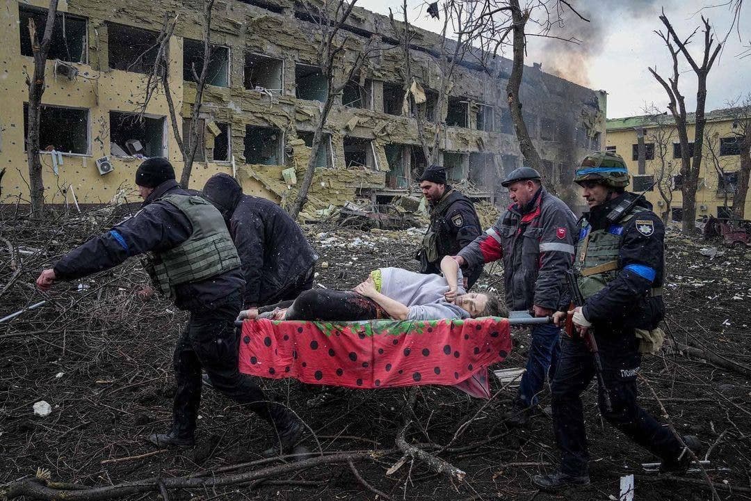 UkraineLIVEINF1's tweet photo. Pictures from the bombed maternity hospital in #Mariupol https://t.co/km5Tw5Vp4f