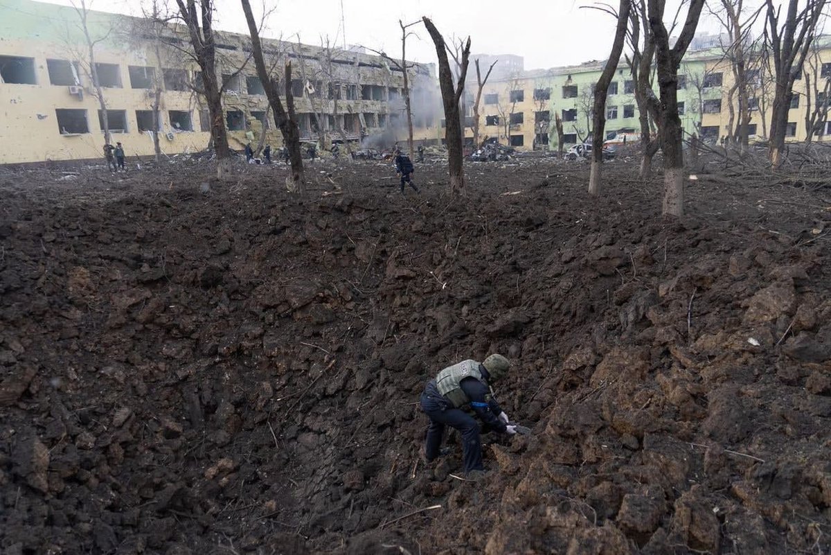 UkraineLIVEINF1's tweet photo. Pictures from the bombed maternity hospital in #Mariupol https://t.co/km5Tw5Vp4f