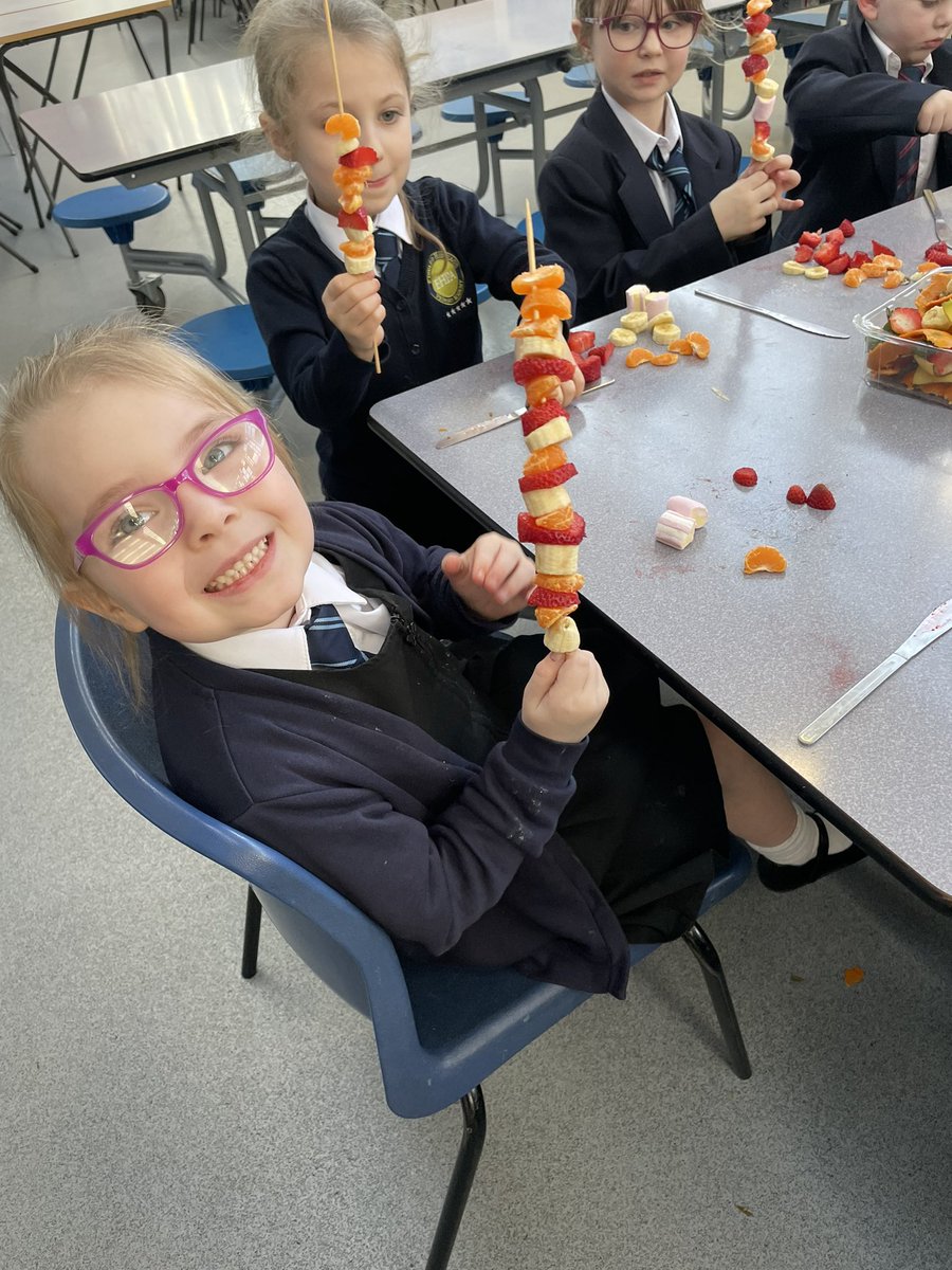 MrsSmithEHPA's tweet photo. The children made Fruit kebabs at cooking club today, lots of preparation and being safe with tools @Dret_Enrichment @EYFSDRET1 @EdwardHeneagePA https://t.co/y66tJzZGla