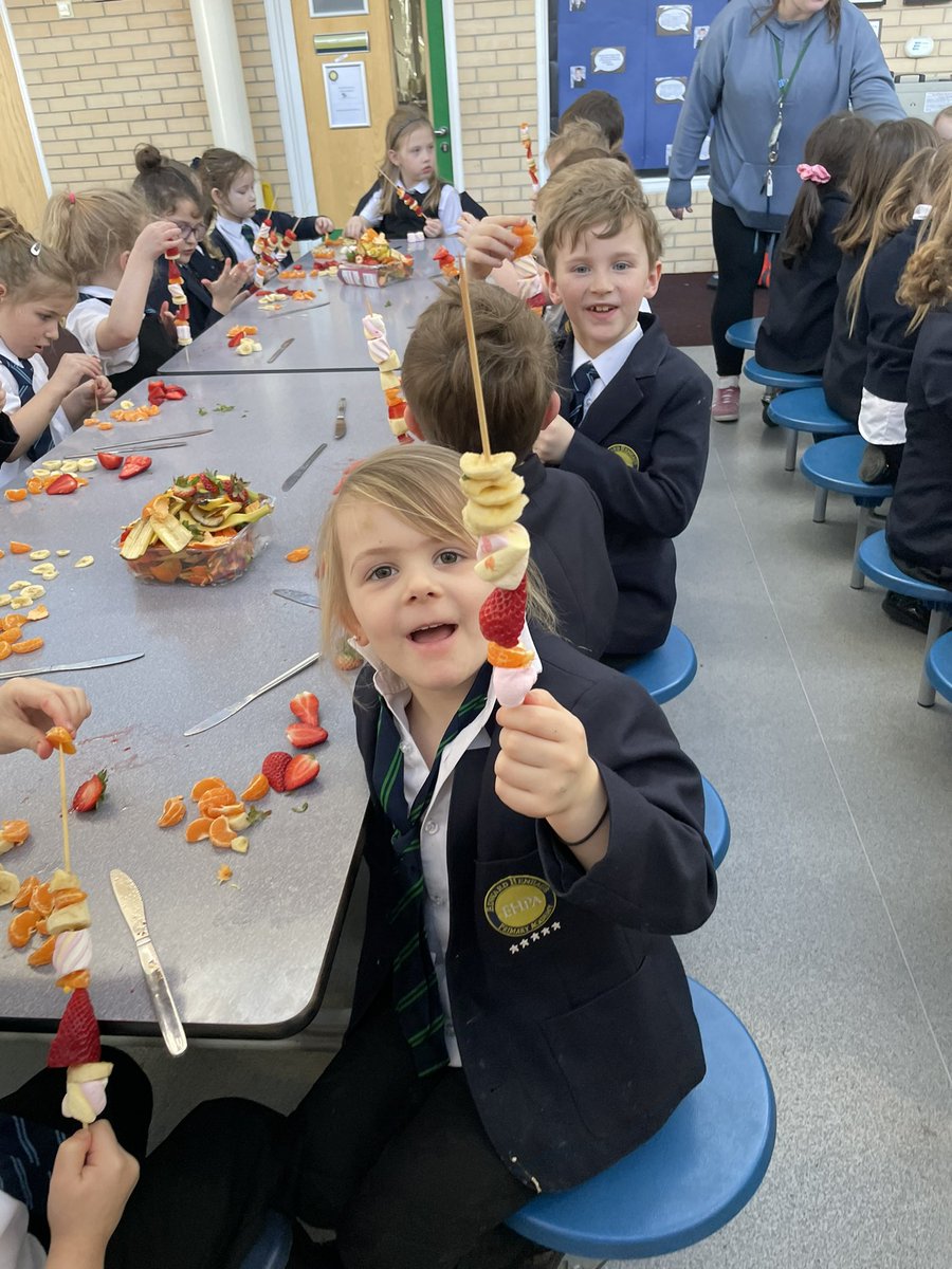 MrsSmithEHPA's tweet photo. The children made Fruit kebabs at cooking club today, lots of preparation and being safe with tools @Dret_Enrichment @EYFSDRET1 @EdwardHeneagePA https://t.co/y66tJzZGla