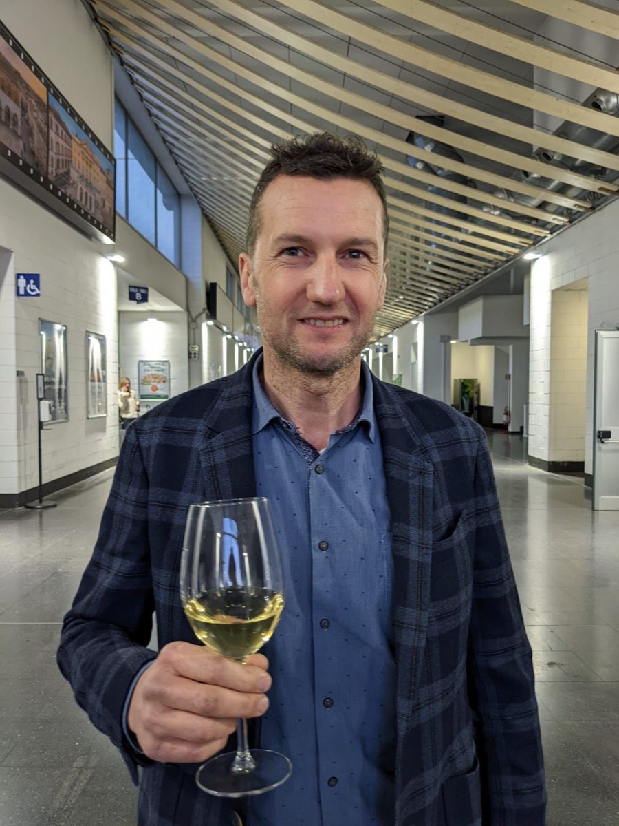 WineNewsIt's tweet photo. #LorenzoCesconi vignaiolo #Trentino è nuovo presidente #Fivi (#VignaioliIndipendenti Italiani). Succede a #MatildePoggi, alla guida Fivi per 9 anni e oggi a capo #Cevi (Européenne #VigneronsIndépendants). Cesconi ha #aziendaagricola (20 ettari a vigneto #Pressano #ValleDeiLaghi) https://t.co/1la8OxEfga