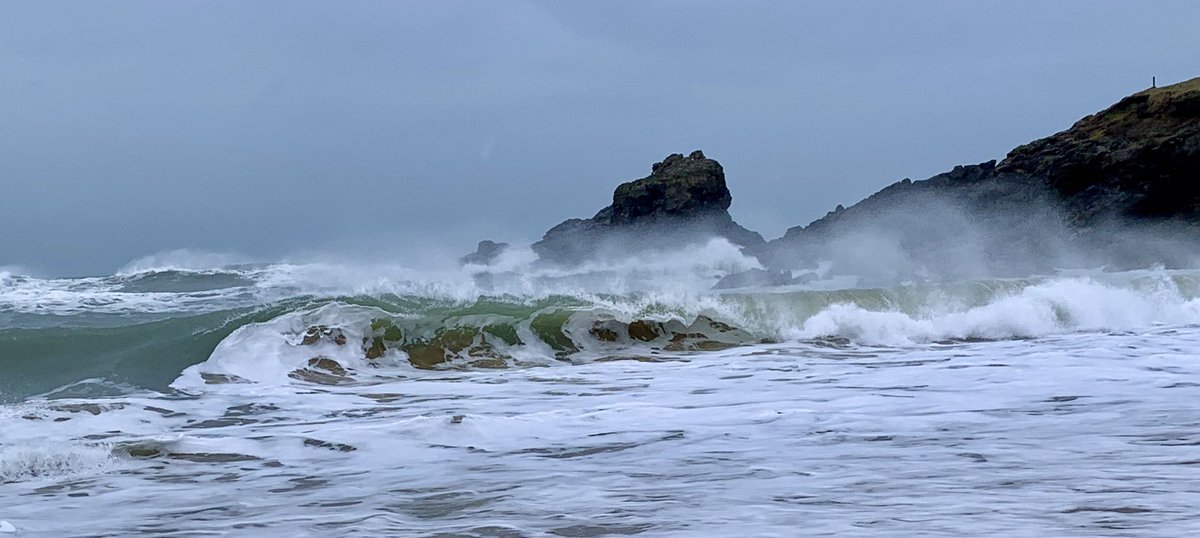 maniccollie's tweet photo. Loving the drama of the sea this afternoon #Trevone #Conwall https://t.co/BPLMEPJjVn