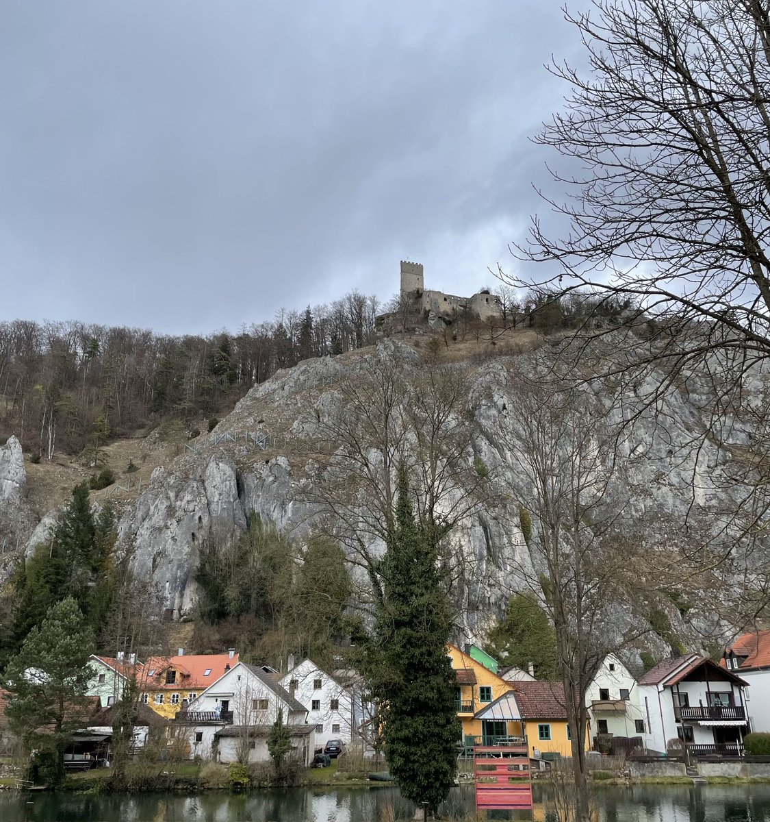 AHildebrandt70's tweet photo. „Natur! Natur! Du Götterwelt!
Wie bist du prächtig aufgestellt
Mit Bergen groß und Tälern klein,
Es hat wohl müssen also sein.“

#Klabund

Blick auf #Essing im Altmühltal im niederbayerischen Landkreis Kelheim in Bayern. https://t.co/oGsYFi1PGc