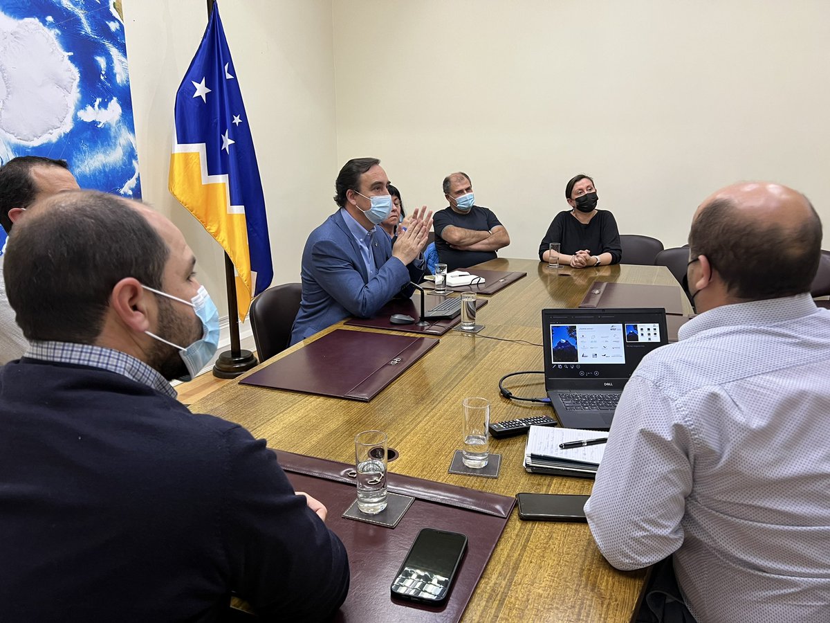 HYST_Paine's tweet photo. Directorio de @HYST_Paine se reúne con el Gobernador de Magallanes, @JorgeFlies para presentar propuestas de trabajo en conjunto y así potenciar el destino Torres del Paine. https://t.co/r0fuZer7z9