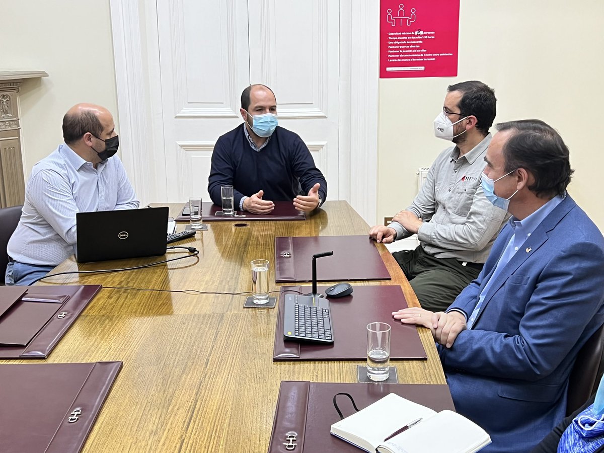 HYST_Paine's tweet photo. Directorio de @HYST_Paine se reúne con el Gobernador de Magallanes, @JorgeFlies para presentar propuestas de trabajo en conjunto y así potenciar el destino Torres del Paine. https://t.co/r0fuZer7z9