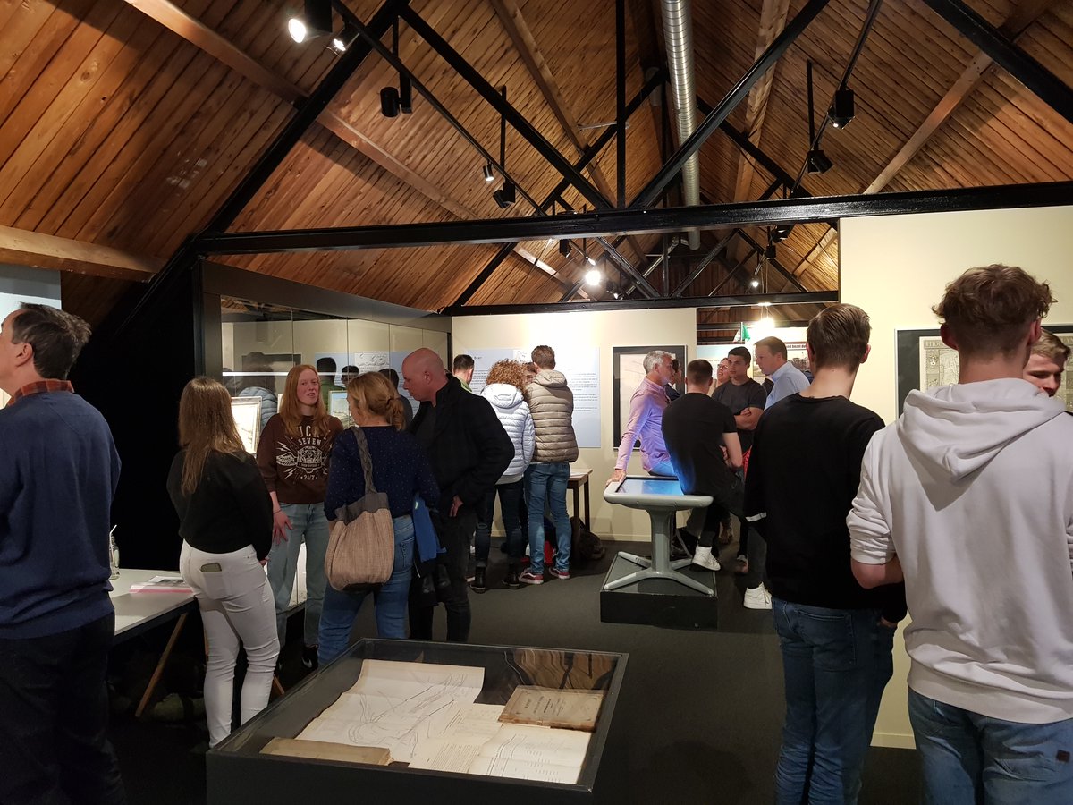PWS-markt in het museum

Vanavond organiseert ISW Gasthuislaan een PWS-markt in ons museum. Zo'n 70 leerlingen presenteren hun ProfielWerkStukken aan leraren die hun eindoordeel geven. Ook (trotse) ouders zijn erbij. Superleuk om te zien. Hopelijk zijn ze allemaal geslaagd!