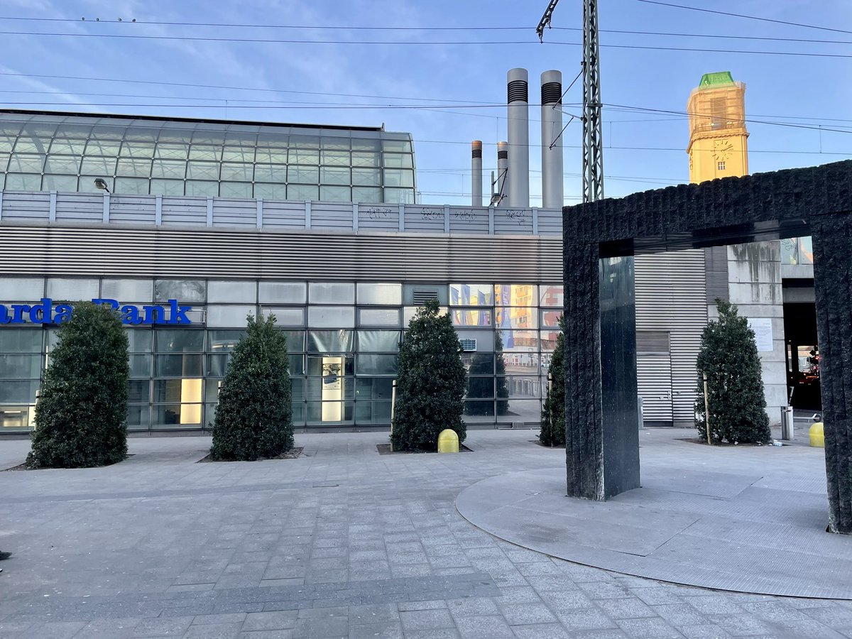 RealLifeBerlin's tweet photo. Die neuen Bäume vor dem Bahnhof #Spandau sind jetzt gepflanzt. https://t.co/CD2KNnd73G