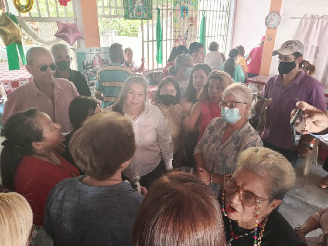 #09Mar ⏩ ¡Desde Los Tacarigua conmemoramos el día de la Mujer!

Acompañamos a nuestra Secretaría Femenina Seccional en el sector "La Coromoto", a una actividad conjunta con mujeres históricas de la dirigencia social en #NuestraMaracay. 

1/2 🧵
