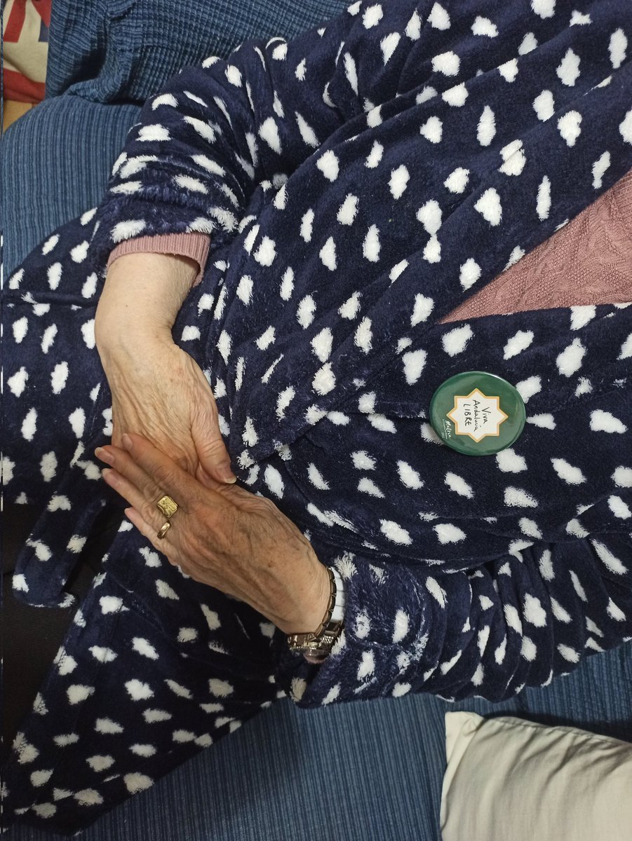 Mi regalo es ella, y también es algo consentida por eso le regale su chapa de <a href="/ComparsaMalaga/">La Comparsa de Málaga</a>   ! 💚