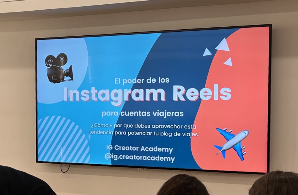 singularia_blog's tweet photo. 📍 Un gancho que atraiga
▶️ Muchas transiciones para que sea dinámico
📣Un llamado a la acción
✈️ Son los 3 consejos de Juan Galán para hacer el Reel de #viajes perfecto que hemos aprendido hoy en la formación de @bcnTB en #PangeaBCN 🙌🏽
Ahora solo falta… un pelín de tiempo 😏 https://t.co/CQ9LT6dW8m