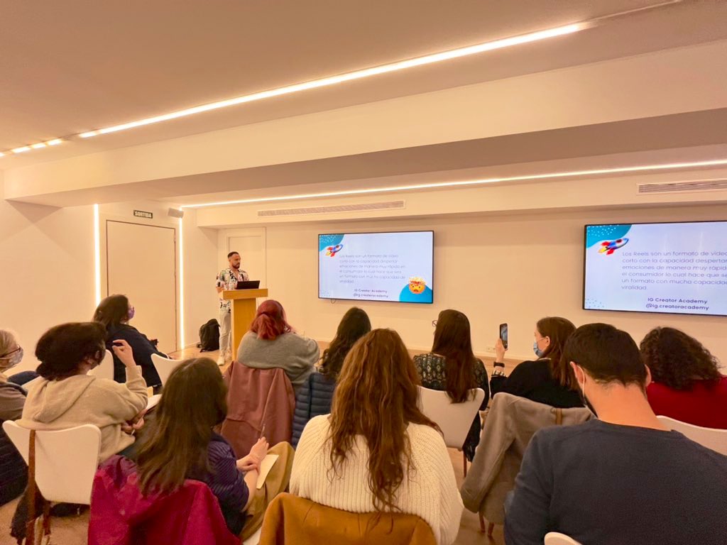 singularia_blog's tweet photo. 📍 Un gancho que atraiga
▶️ Muchas transiciones para que sea dinámico
📣Un llamado a la acción
✈️ Son los 3 consejos de Juan Galán para hacer el Reel de #viajes perfecto que hemos aprendido hoy en la formación de @bcnTB en #PangeaBCN 🙌🏽
Ahora solo falta… un pelín de tiempo 😏 https://t.co/CQ9LT6dW8m