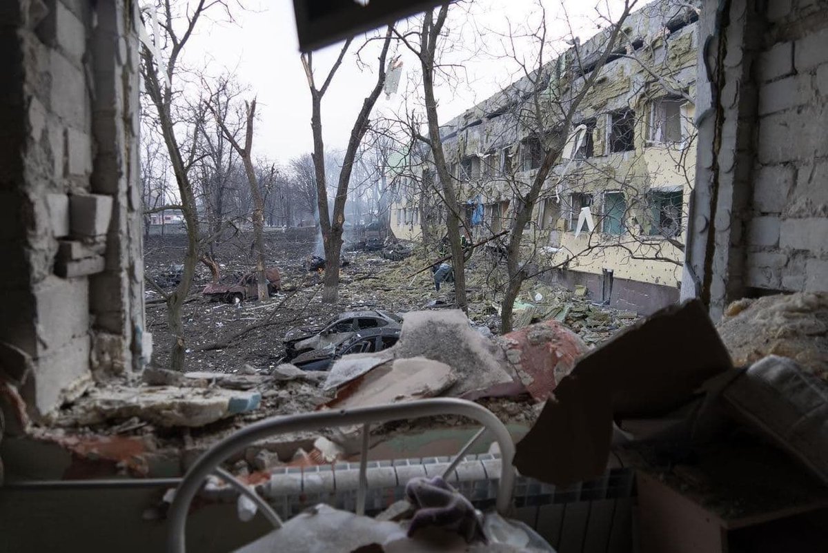 Mariupol’de kadın doğum hastanesi vuruldu.