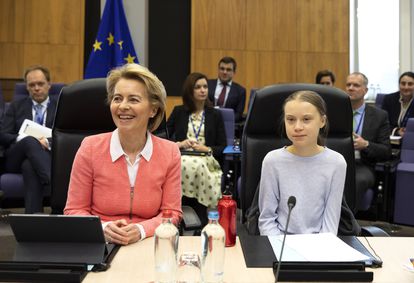 Raclo20's tweet photo. La U.E nos pide que no pongamos la calefacción, los mismos que han promovido la religión climática de la #siniestra Greta, obligándonos a depender energéticamente de dictaduras, nos piden ahora que pasemos frio y hambre. 
Después de juzgar a Putin habrá que juzgarles a ellos.👇 https://t.co/ZZDkQREzDV