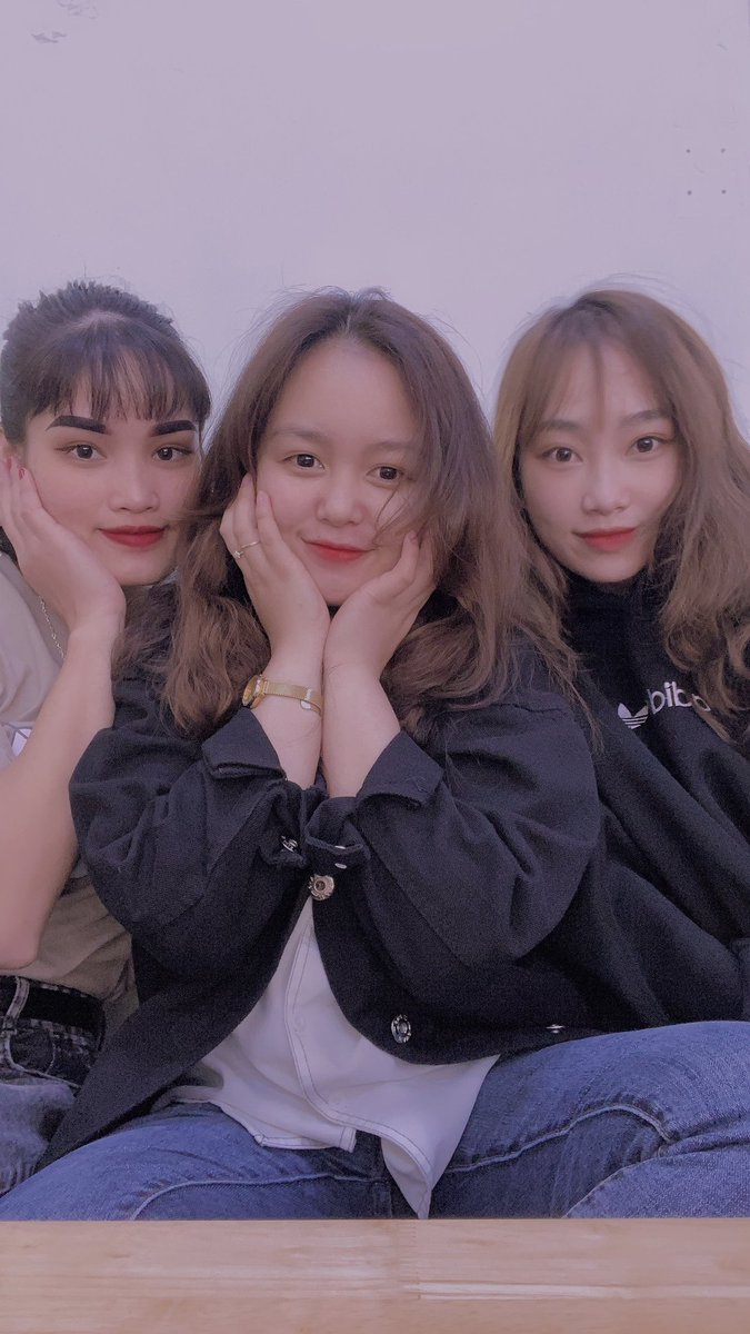 Tầm cỡ của người con gái không nằm ở chỗ có nhiều anh chàng theo đuổi.Mà là,,được nhiều người bạn muốn làm bạn với mình và nhiều chị em khác luôn bảo vệ mình 😁

Hậu mùng 8/3 cùng những người bạn chí cốt ❤