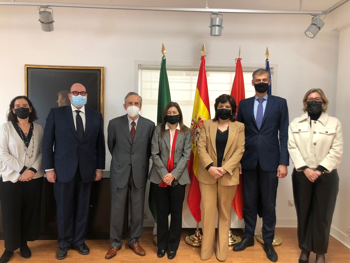 macam_uam's tweet photo. Ayer pudimos conversar con la Rectora de la @UAM, Dª @Amaya Mendicoetxea, en la reunión con el consejo de la Cátedra de Patrocinio UAM-Auditores Madrid. Un placer poder compartir los logros de la Cátedra en estos doce años de vida, especialmente en su apoyo al #MACAM. https://t.co/sQjAAZmqdK