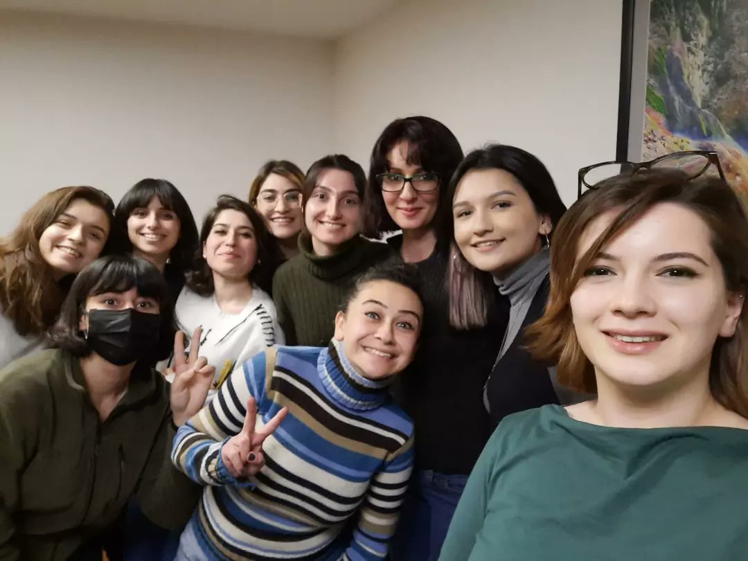 HalkbilimT's tweet photo. 8 Mart Dünya Emekçi Kadınlar Günü sebebiyle düzenlediğimiz Kadın Atölyesinde, oyuncu @guliz_gunduz ile Ezilenlerin Tiyatrosu tekniği çalışarak çeşitli sorunlara alternatif bakış açılarıyla çözümleri tartıştık. Tüm katılımcılarımıza ve Güliz Gündüz'e teşekkürlerimizle. https://t.co/iRyhAN8GWt