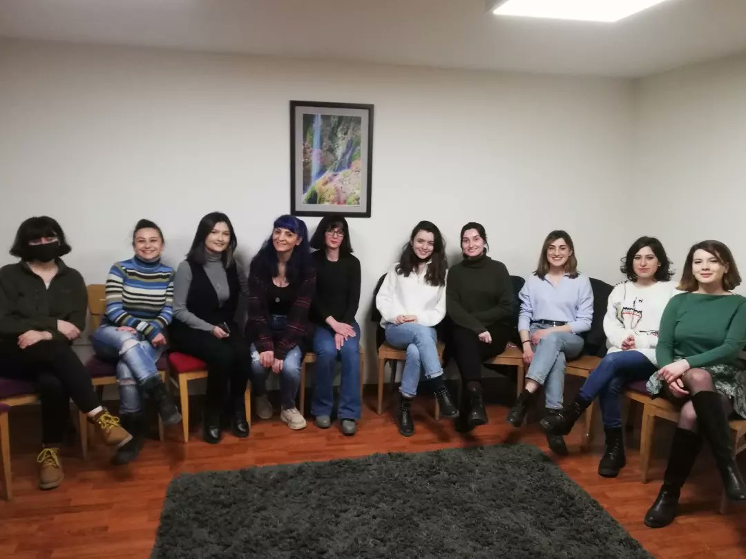 HalkbilimT's tweet photo. 8 Mart Dünya Emekçi Kadınlar Günü sebebiyle düzenlediğimiz Kadın Atölyesinde, oyuncu @guliz_gunduz ile Ezilenlerin Tiyatrosu tekniği çalışarak çeşitli sorunlara alternatif bakış açılarıyla çözümleri tartıştık. Tüm katılımcılarımıza ve Güliz Gündüz'e teşekkürlerimizle. https://t.co/iRyhAN8GWt