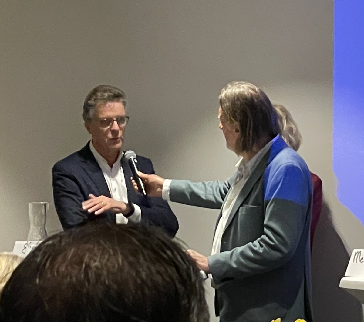 sandersmitwzn's tweet photo. Kandidaat-raadslid @EricRikkert, tijdens #GoorsVerkiezingsdebat #GR2022 olv @TheoHakkert, gepassioneerd over Op (‘n) #Stoom: schoon én slagvaardig ontwikkelen gezien urgentie #woningbouw. Onderhoud groen in Goor verbeteren! @CDAHofvanTwente @goorsnieuws https://t.co/Kcnr35OPb8