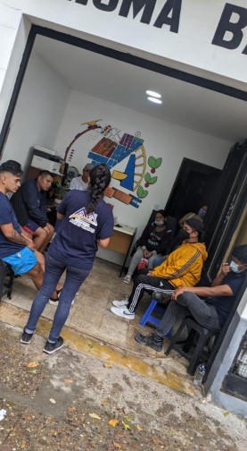 MismaBarca's tweet photo. Durante tres meses capacitamos a más de 30 jóvenes. Entre los contenidos se trabajó con la utilización del POSNET. Mientras, nos conectamos con comerciantes de los barrios y avanzamos con el proyecto de venta de alimentos para abrir puntos de venta en todo el AMBA.
#posnet https://t.co/iMEfYw5BjV