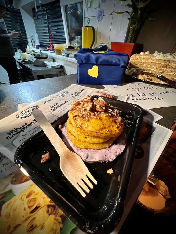 djmamania's tweet photo. Padėkos tweetas: @uncleradio @MIRON1976 ir @deeandkamy bare Peronas, kur jie kepė skaniausius blynus, o pinigai už juos nukeliavo į Blue/Yellow sąskaitą ✊🏼🇺🇦 https://t.co/DFO2QHfkWD