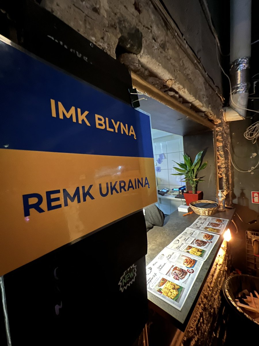 djmamania's tweet photo. Padėkos tweetas: @uncleradio @MIRON1976 ir @deeandkamy bare Peronas, kur jie kepė skaniausius blynus, o pinigai už juos nukeliavo į Blue/Yellow sąskaitą ✊🏼🇺🇦 https://t.co/DFO2QHfkWD