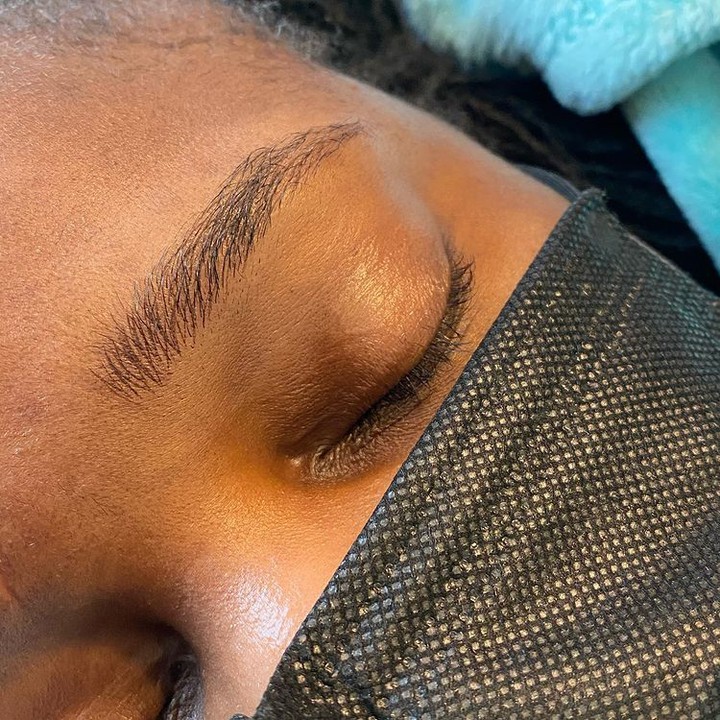 robinsharmaine's tweet photo. She wanted her brows to look as natural as possible! But guess what👀...her front hairs aren’t real! 🤭 She just got #bladed! https://t.co/cbKNBjCNvh