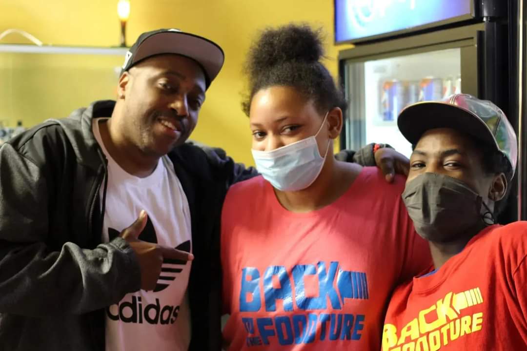CityHighPgh's tweet photo. City High Intern Kiara S. celebrated last month with her Internship site #BackToTheFoodture Restaurant. She got to hang with actor Carl Clemmons from HBO's The Wire and Homestead Mayor John Burwell! #workplaceready #cityhighinterns https://t.co/KJ41ZsNEiL