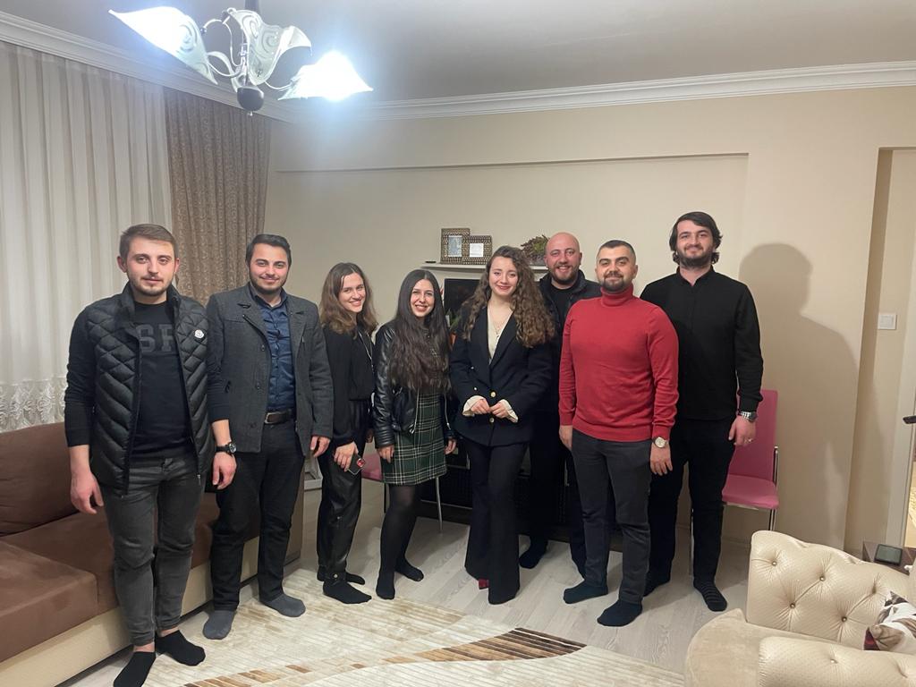 omrfarukbasturk's tweet photo. Ukrayna’da mahsur kalan ve sonrasına şehrimize sağ salim ulaşan İnegöllü Seher Güneş kardeşimizi ziyaret edip yaşanan hadiseler hakkında bilgi alıp Geçmiş olsun dileklerimizi ilettik...

Her koşulda vatandaşının yanında olan, kol kanat geren Devletimiz var olsun.🇹🇷 https://t.co/e4cQi8jnlc