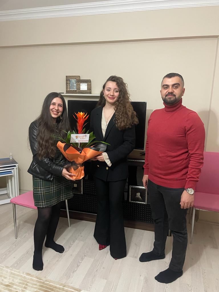omrfarukbasturk's tweet photo. Ukrayna’da mahsur kalan ve sonrasına şehrimize sağ salim ulaşan İnegöllü Seher Güneş kardeşimizi ziyaret edip yaşanan hadiseler hakkında bilgi alıp Geçmiş olsun dileklerimizi ilettik...

Her koşulda vatandaşının yanında olan, kol kanat geren Devletimiz var olsun.🇹🇷 https://t.co/e4cQi8jnlc