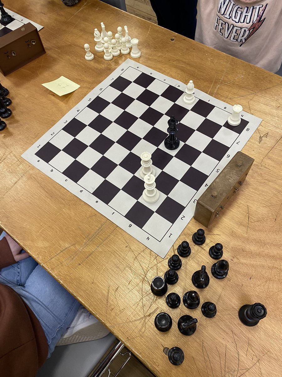 Rencontre départementale USEP échecs à Chasseneuil. 
101 usépiens des associations usep de La Couronne, Genac, Chazelles, Blanzac, Saint -Claud, Rivières et Chasseneuil poussent du bois cet après-midi à la salle des fêtes.
<a href="/dsden16/">Dasen16</a> <a href="/usepnationale/">USEP nationale</a>