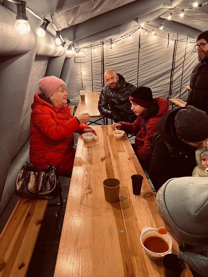 SutrykJacek's tweet photo. Na dworcu na razie w miarę spokojnie. Wielu wolontariuszy, którym dziękuję za pomoc. Namioty z herbatą i posiłki w namiotach na zewnątrz. I trudne, wzruszające rozmowy z tymi co przyjechali. Jeszcze dwa pociągi dzisiejszej nocy. Wszystkim spokojnej nocy✌️🇺🇦🇵🇱 #StandWithUkraine️ https://t.co/qmyuqEh6Lj